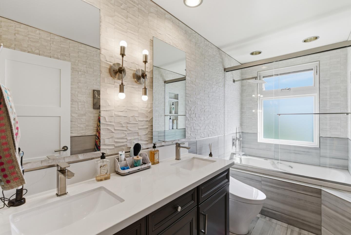 Detail Gallery Image 14 of 25 For 901 Crestview Dr, San Carlos,  CA 94070 - 4 Beds | 3 Baths