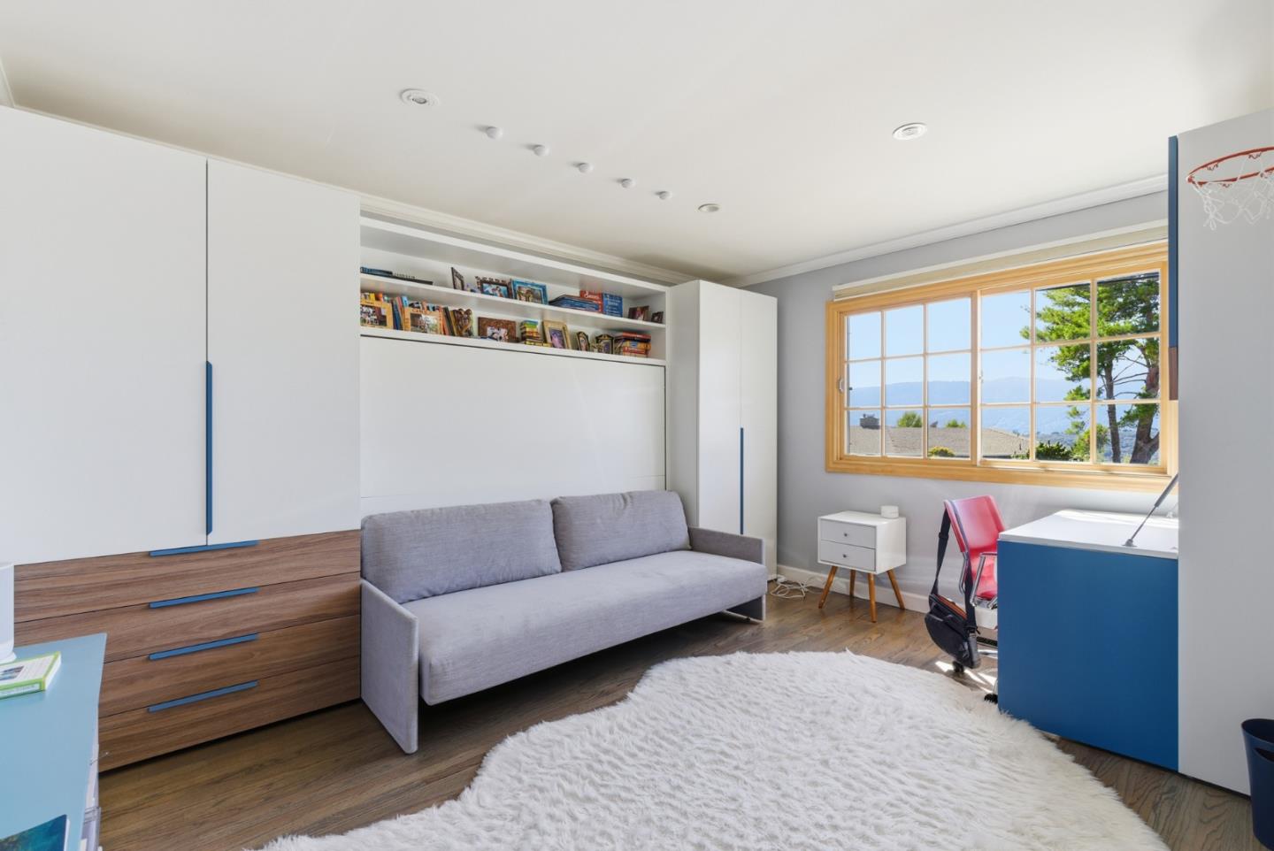 Detail Gallery Image 16 of 25 For 901 Crestview Dr, San Carlos,  CA 94070 - 4 Beds | 3 Baths