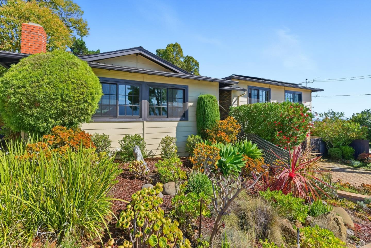 Detail Gallery Image 2 of 25 For 901 Crestview Dr, San Carlos,  CA 94070 - 4 Beds | 3 Baths