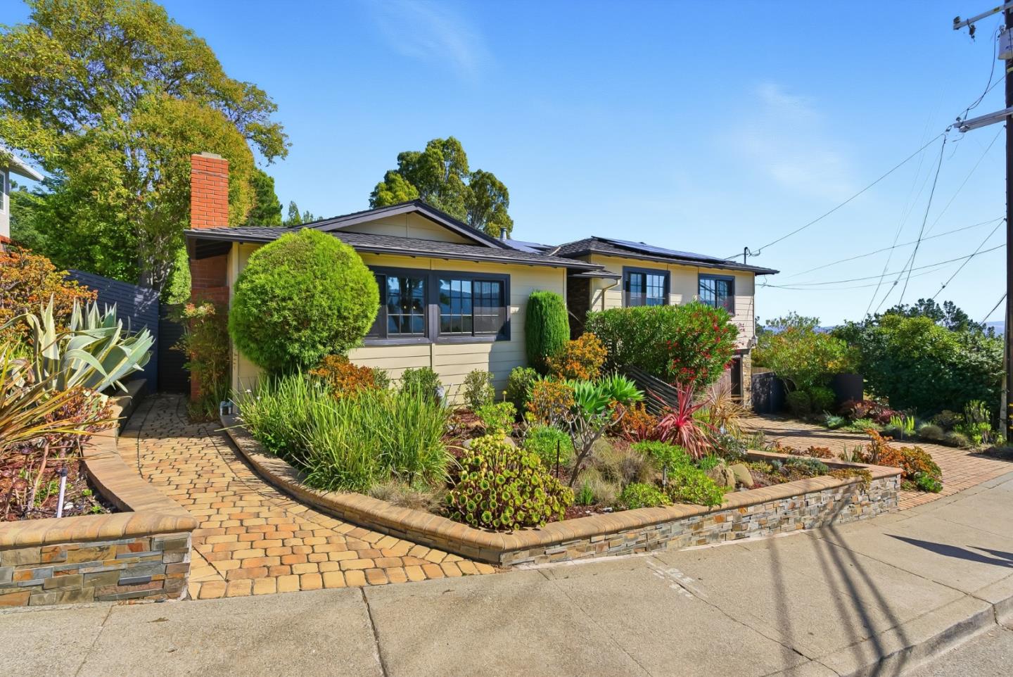 Detail Gallery Image 3 of 25 For 901 Crestview Dr, San Carlos,  CA 94070 - 4 Beds | 3 Baths