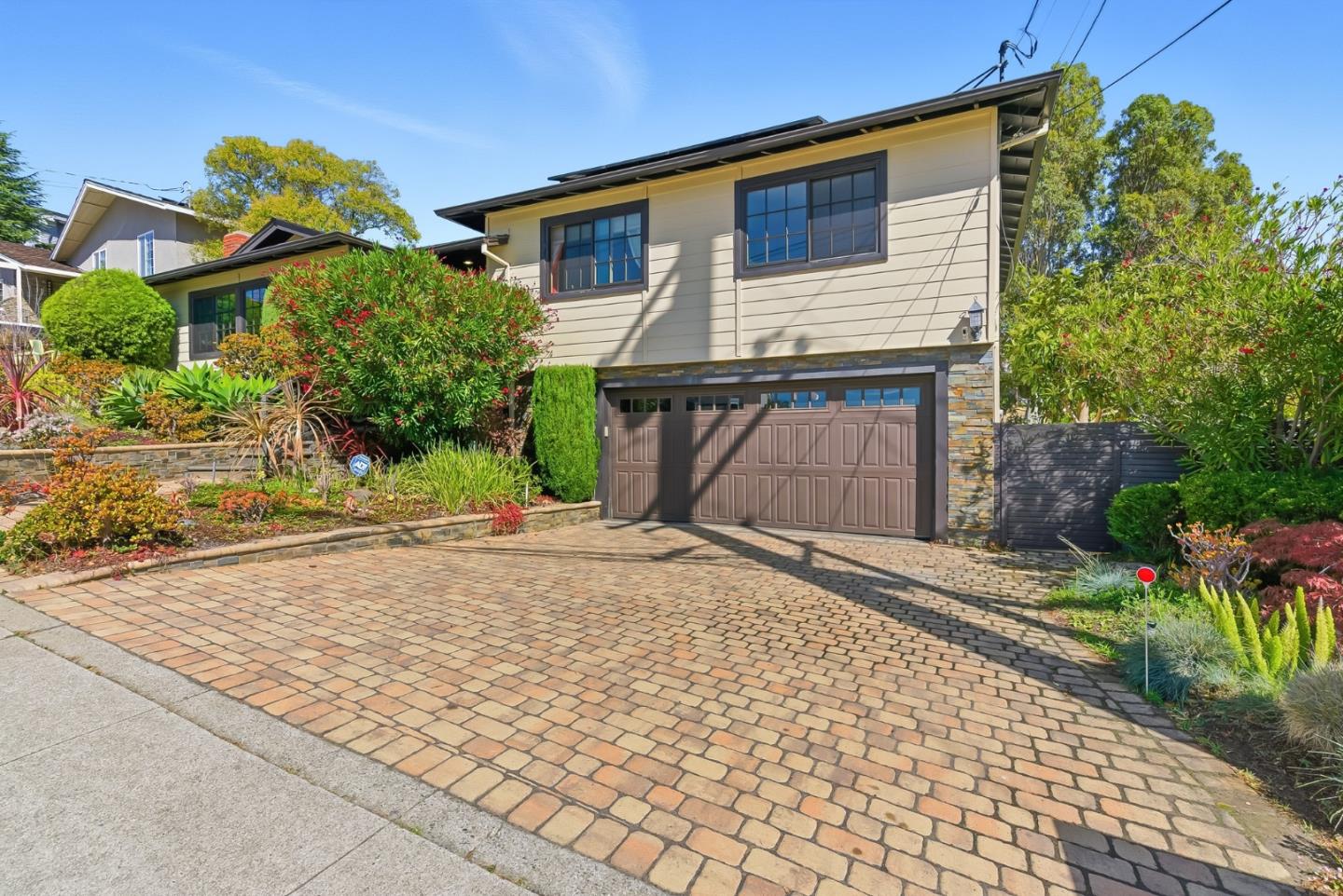 Detail Gallery Image 4 of 25 For 901 Crestview Dr, San Carlos,  CA 94070 - 4 Beds | 3 Baths