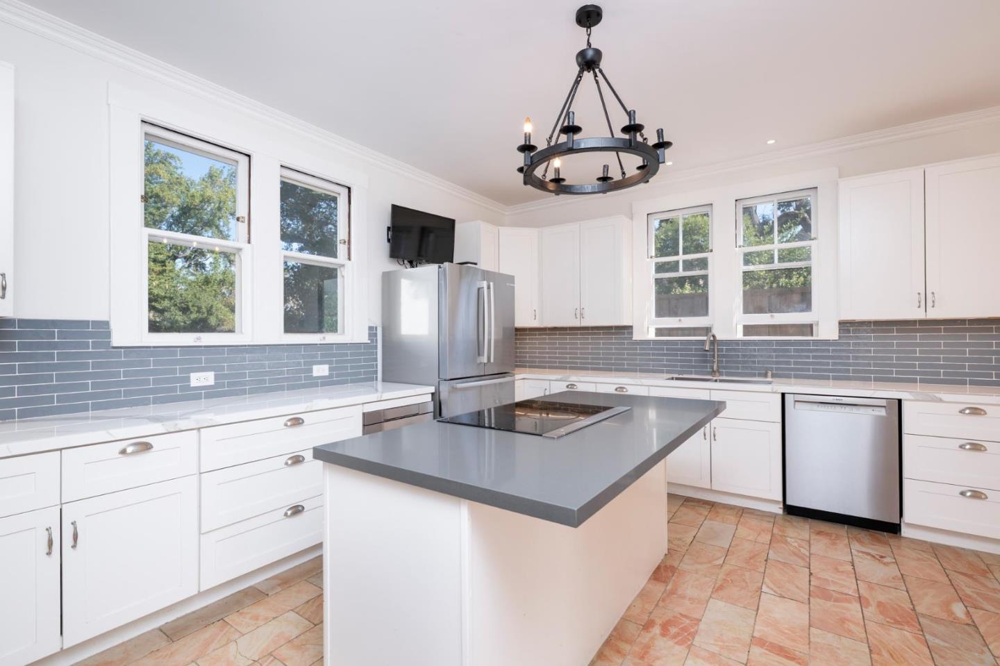 Detail Gallery Image 10 of 25 For 850 Edgewood Rd, Redwood City,  CA 94062 - 5 Beds | 3 Baths