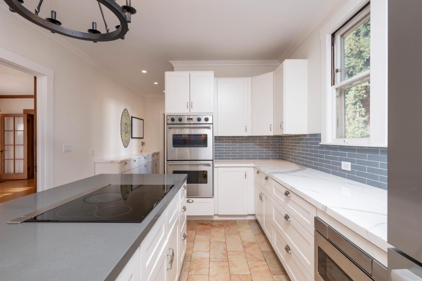 Detail Gallery Image 11 of 25 For 850 Edgewood Rd, Redwood City,  CA 94062 - 5 Beds | 3 Baths