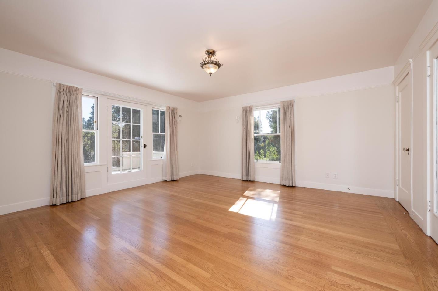 Detail Gallery Image 13 of 25 For 850 Edgewood Rd, Redwood City,  CA 94062 - 5 Beds | 3 Baths