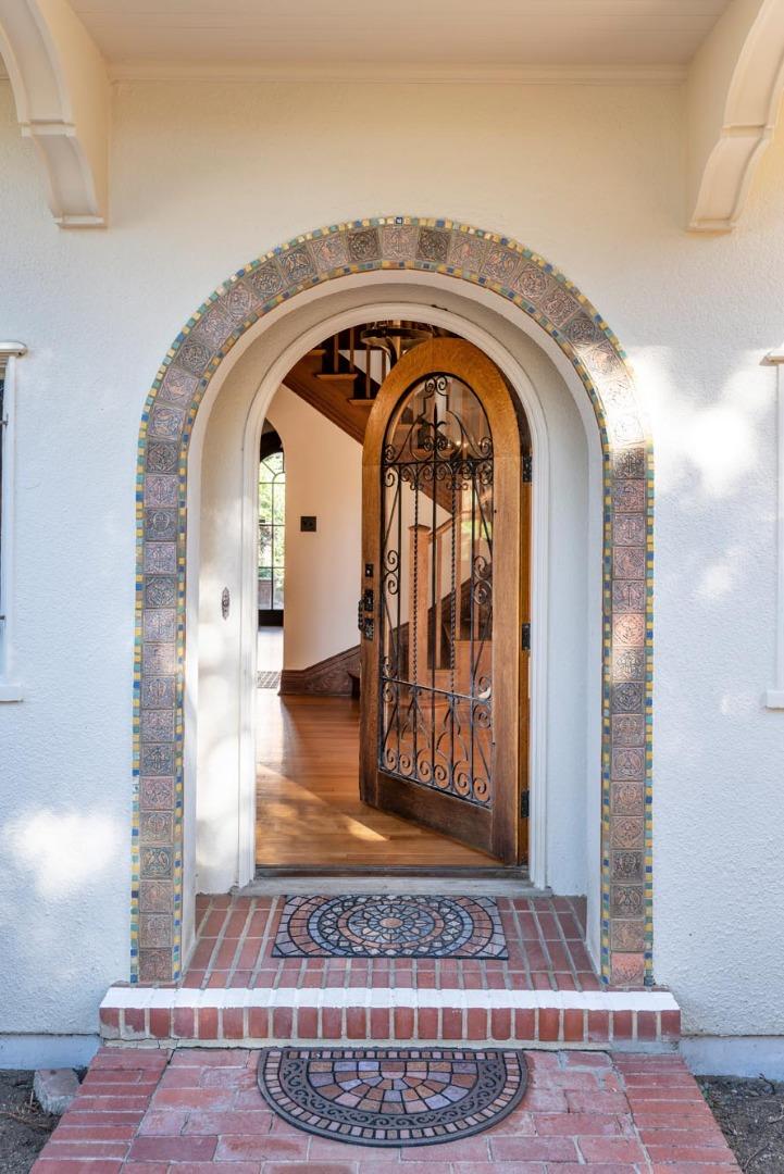 Detail Gallery Image 2 of 25 For 850 Edgewood Rd, Redwood City,  CA 94062 - 5 Beds | 3 Baths