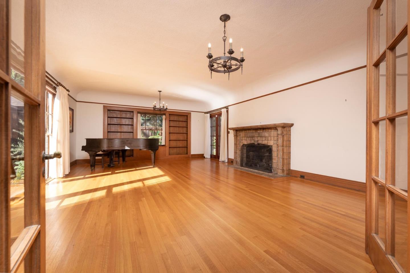 Detail Gallery Image 4 of 25 For 850 Edgewood Rd, Redwood City,  CA 94062 - 5 Beds | 3 Baths