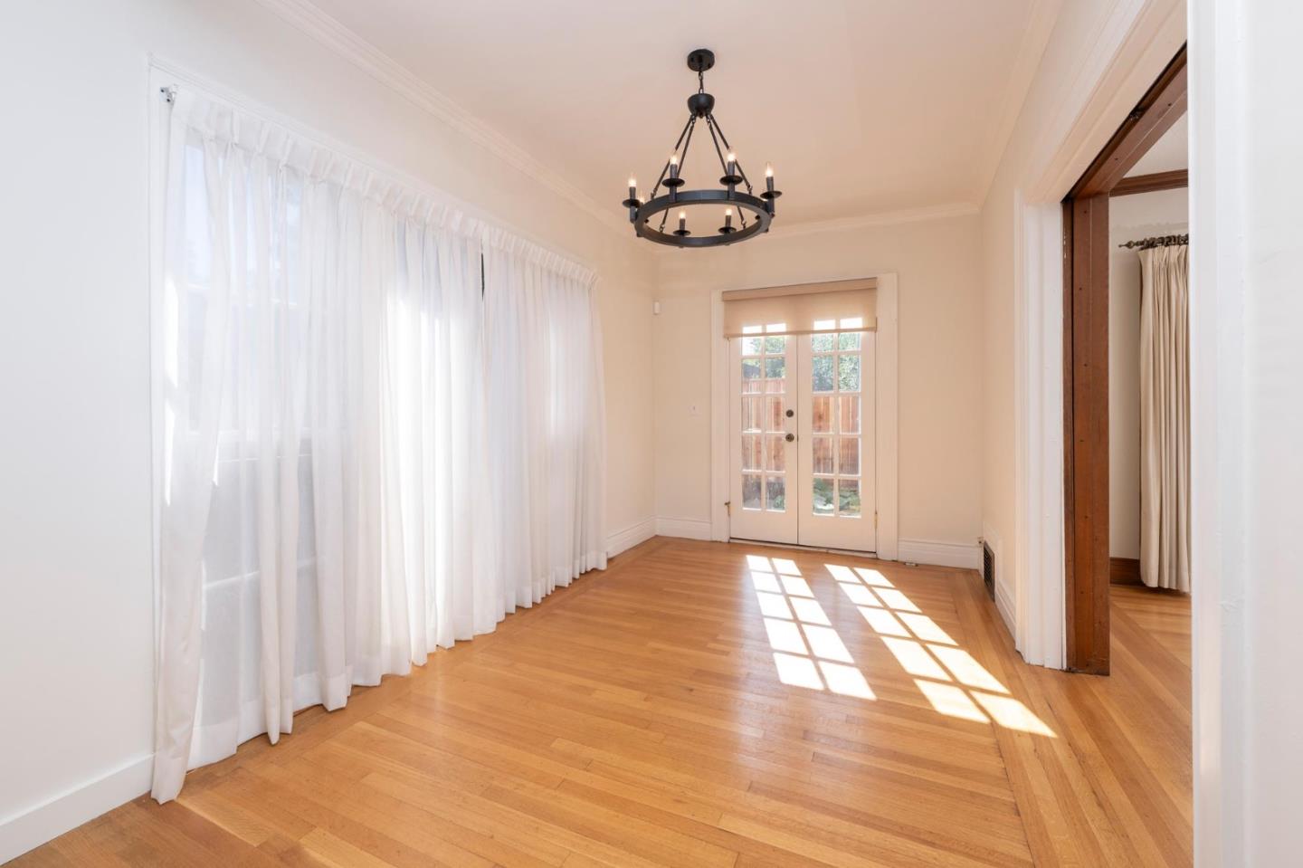 Detail Gallery Image 8 of 25 For 850 Edgewood Rd, Redwood City,  CA 94062 - 5 Beds | 3 Baths