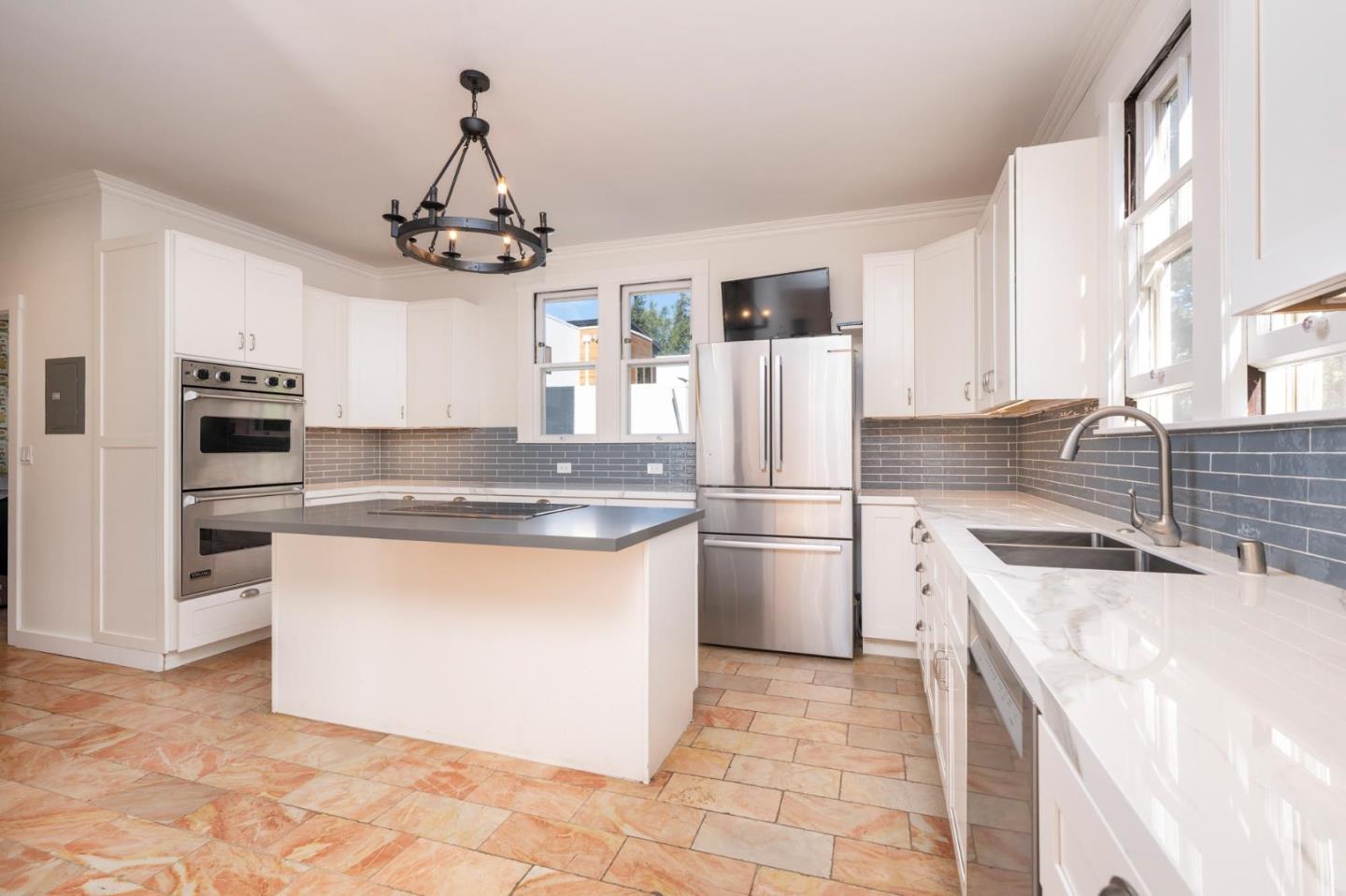 Detail Gallery Image 9 of 25 For 850 Edgewood Rd, Redwood City,  CA 94062 - 5 Beds | 3 Baths