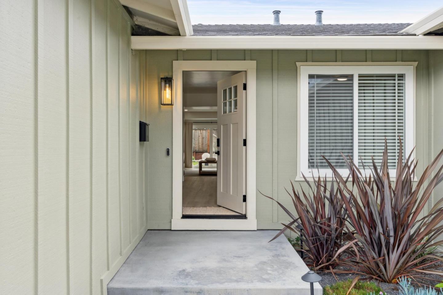 Detail Gallery Image 4 of 53 For 408 Beach Ave, Half Moon Bay,  CA 94019 - 3 Beds | 2 Baths