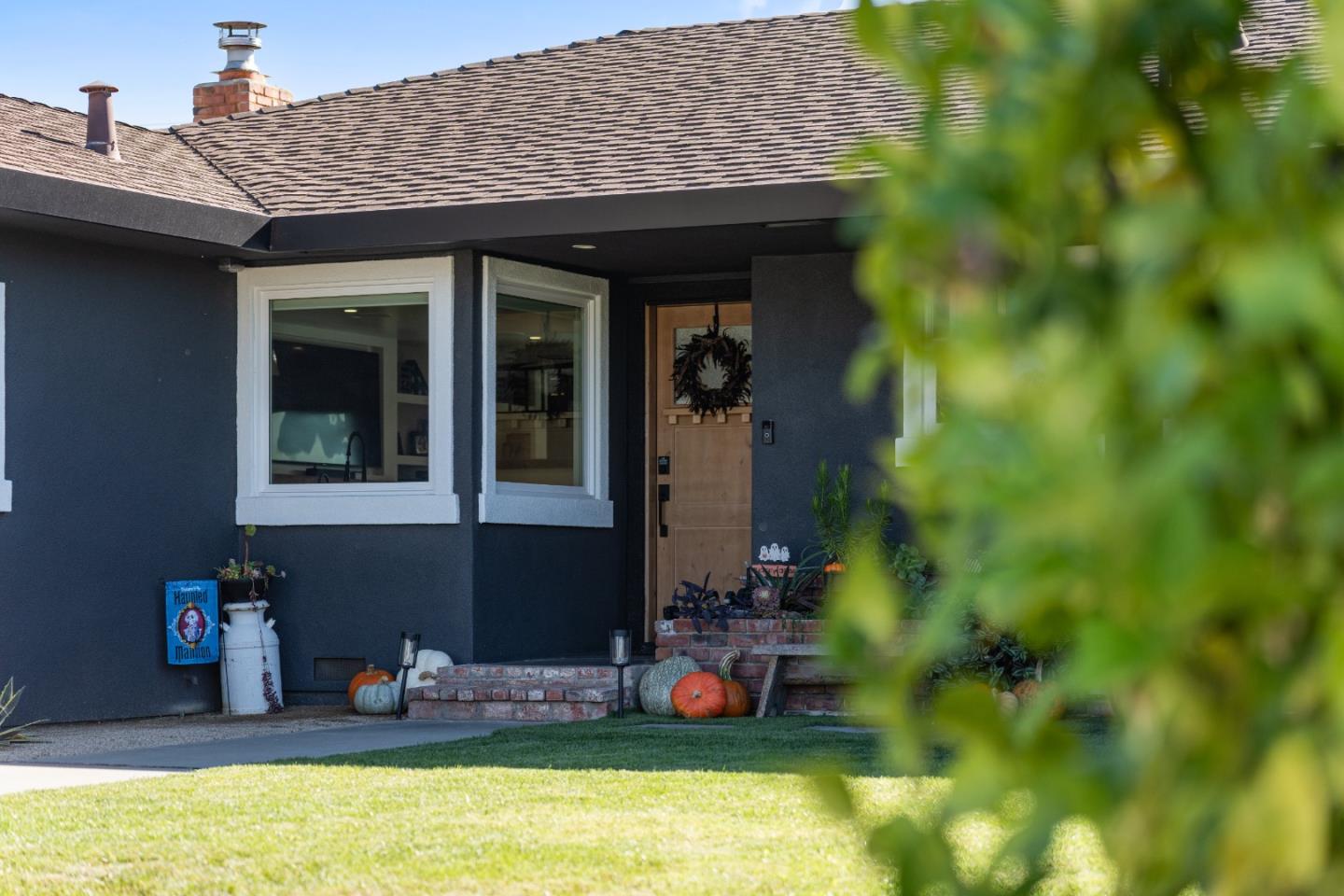 Detail Gallery Image 4 of 68 For 1231 Westward Dr, Hollister,  CA 95023 - 3 Beds | 2 Baths