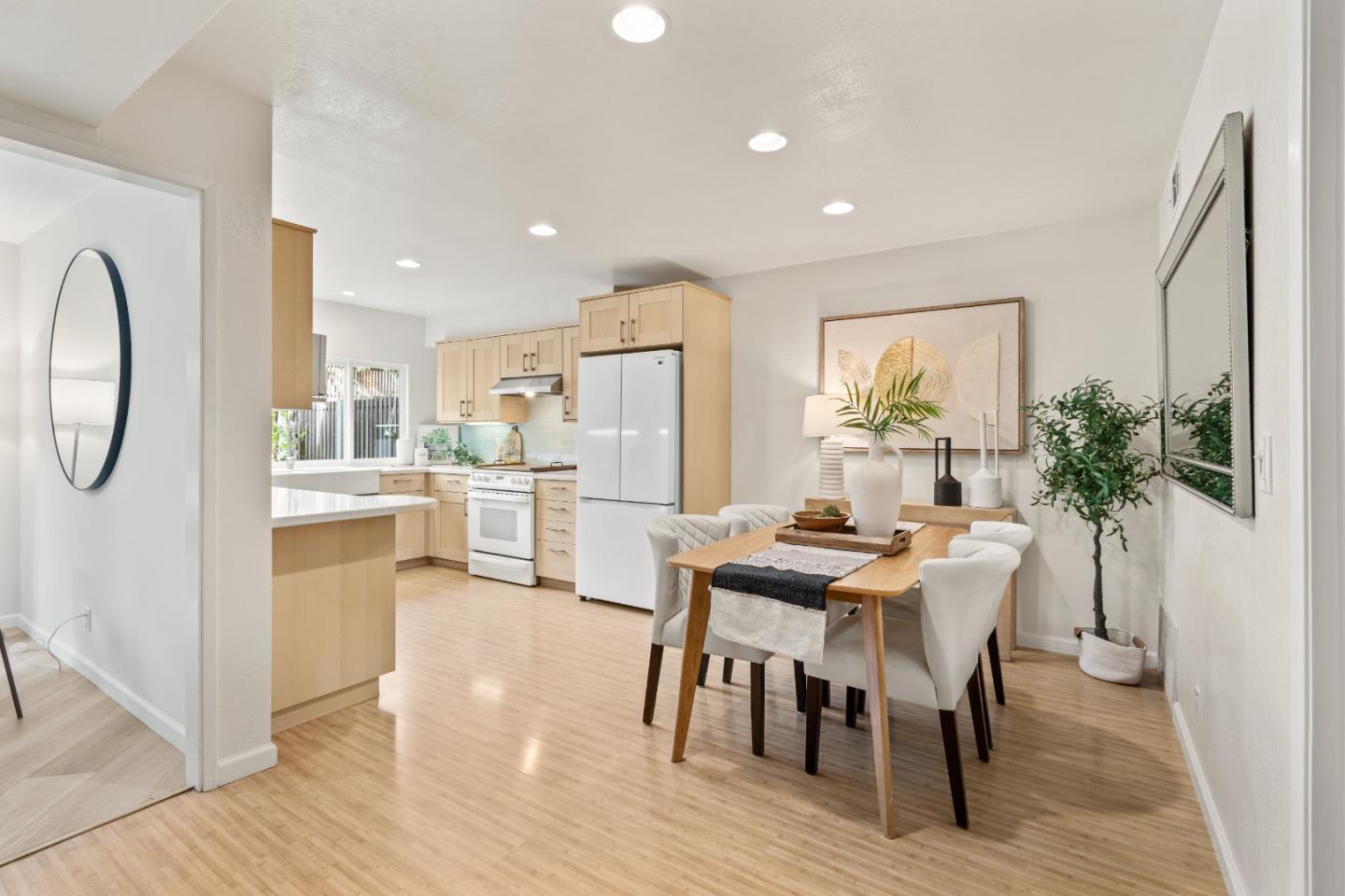 Detail Gallery Image 17 of 72 For 10107 Lamplighter Sq, Cupertino,  CA 95014 - 3 Beds | 2/1 Baths