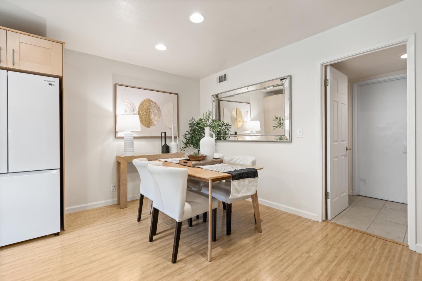 Detail Gallery Image 19 of 72 For 10107 Lamplighter Sq, Cupertino,  CA 95014 - 3 Beds | 2/1 Baths