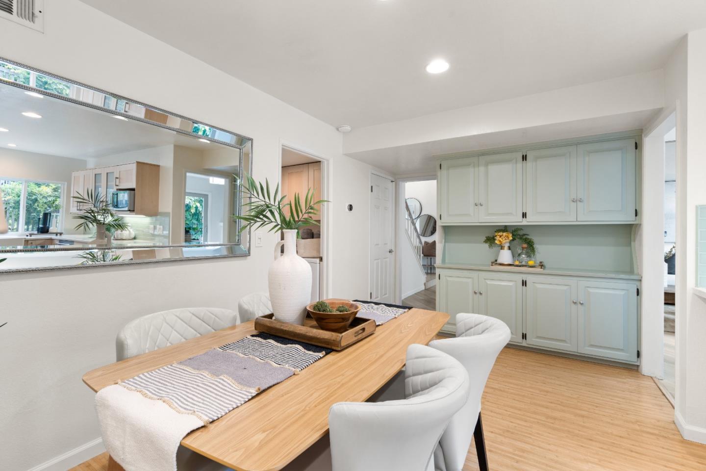 Detail Gallery Image 20 of 72 For 10107 Lamplighter Sq, Cupertino,  CA 95014 - 3 Beds | 2/1 Baths