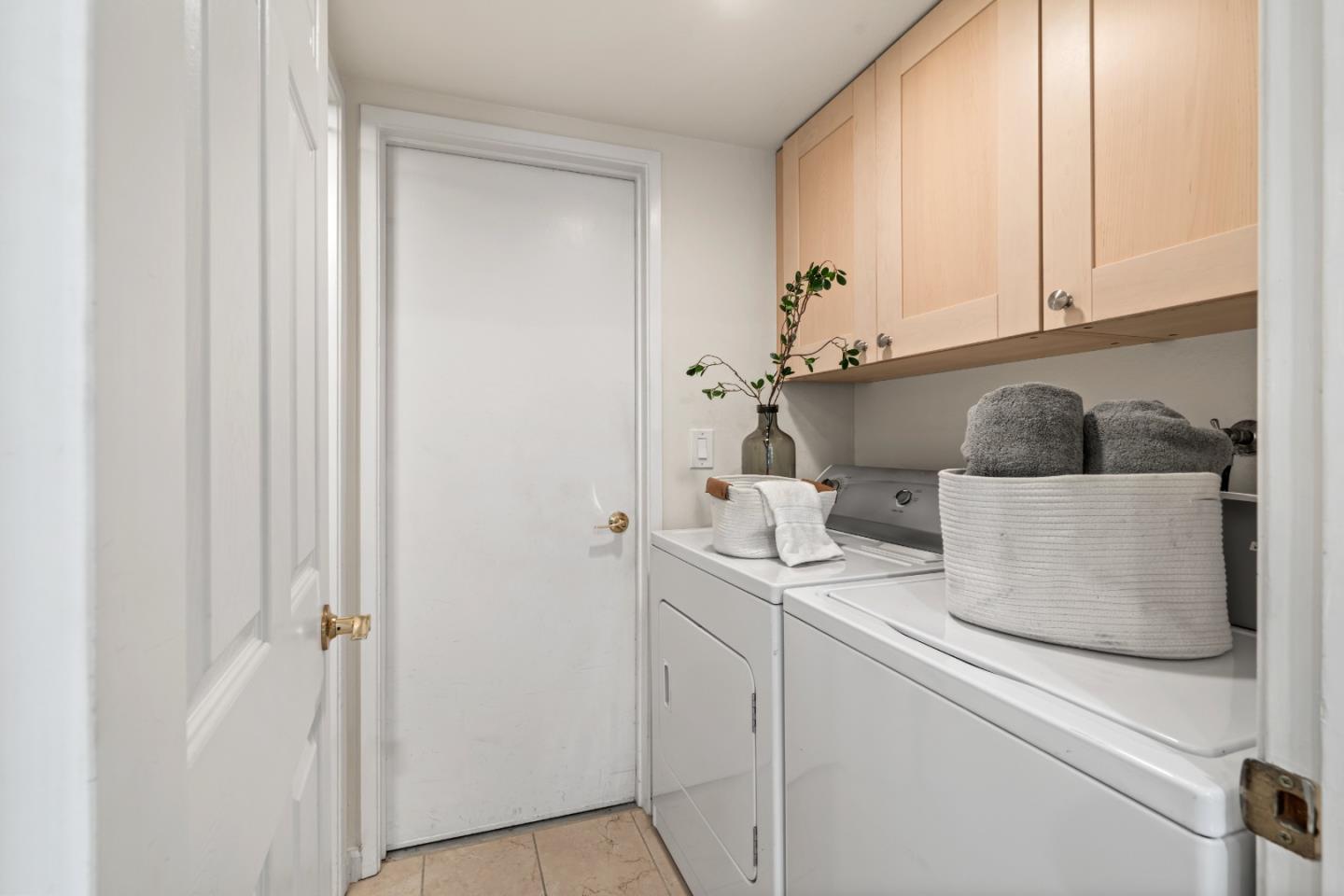 Detail Gallery Image 26 of 72 For 10107 Lamplighter Sq, Cupertino,  CA 95014 - 3 Beds | 2/1 Baths