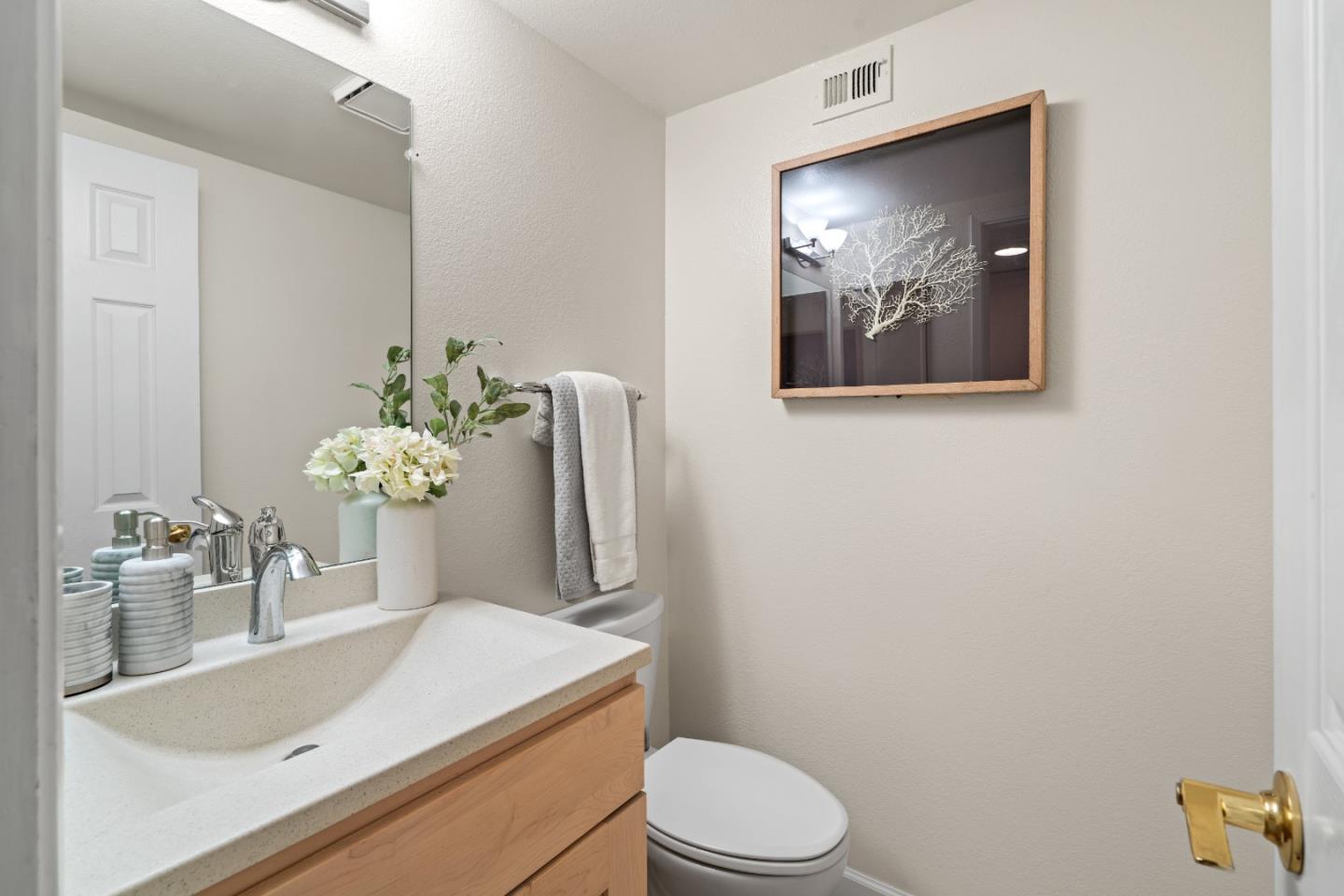 Detail Gallery Image 27 of 72 For 10107 Lamplighter Sq, Cupertino,  CA 95014 - 3 Beds | 2/1 Baths