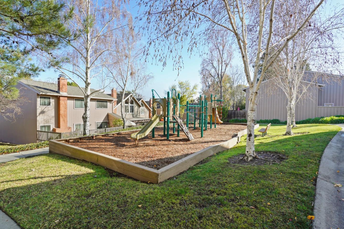 Detail Gallery Image 56 of 72 For 10107 Lamplighter Sq, Cupertino,  CA 95014 - 3 Beds | 2/1 Baths