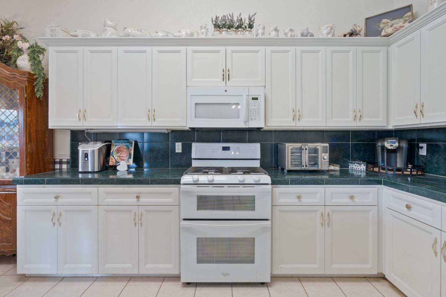 Detail Gallery Image 10 of 41 For 2920 Aspen Glow Ln, Redding,  CA 96001 - 3 Beds | 2 Baths