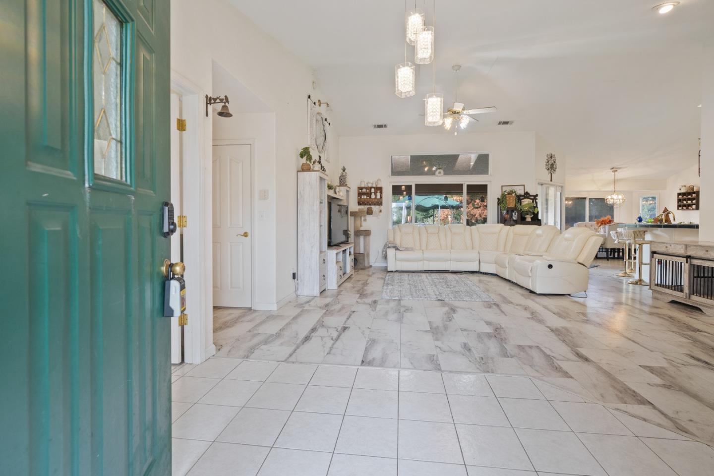 Detail Gallery Image 4 of 41 For 2920 Aspen Glow Ln, Redding,  CA 96001 - 3 Beds | 2 Baths