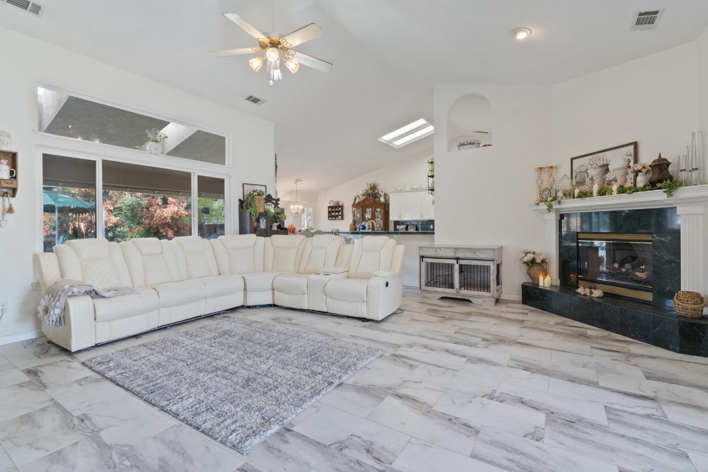 Detail Gallery Image 5 of 41 For 2920 Aspen Glow Ln, Redding,  CA 96001 - 3 Beds | 2 Baths