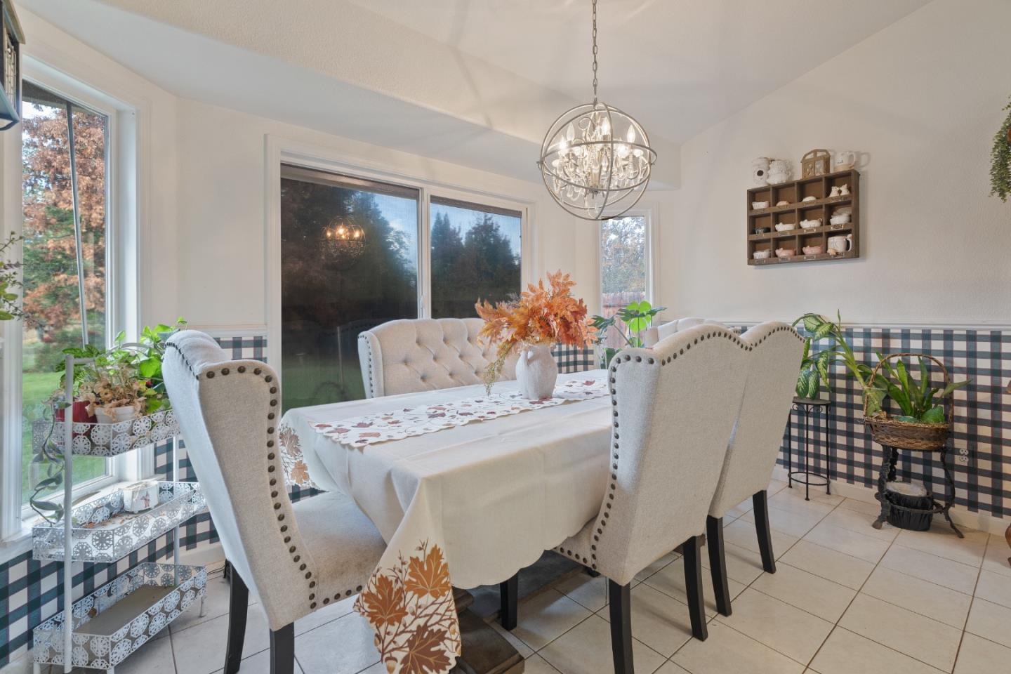 Detail Gallery Image 6 of 41 For 2920 Aspen Glow Ln, Redding,  CA 96001 - 3 Beds | 2 Baths