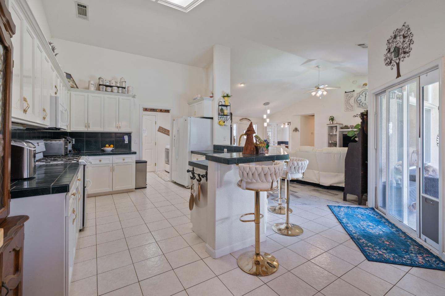 Detail Gallery Image 7 of 41 For 2920 Aspen Glow Ln, Redding,  CA 96001 - 3 Beds | 2 Baths