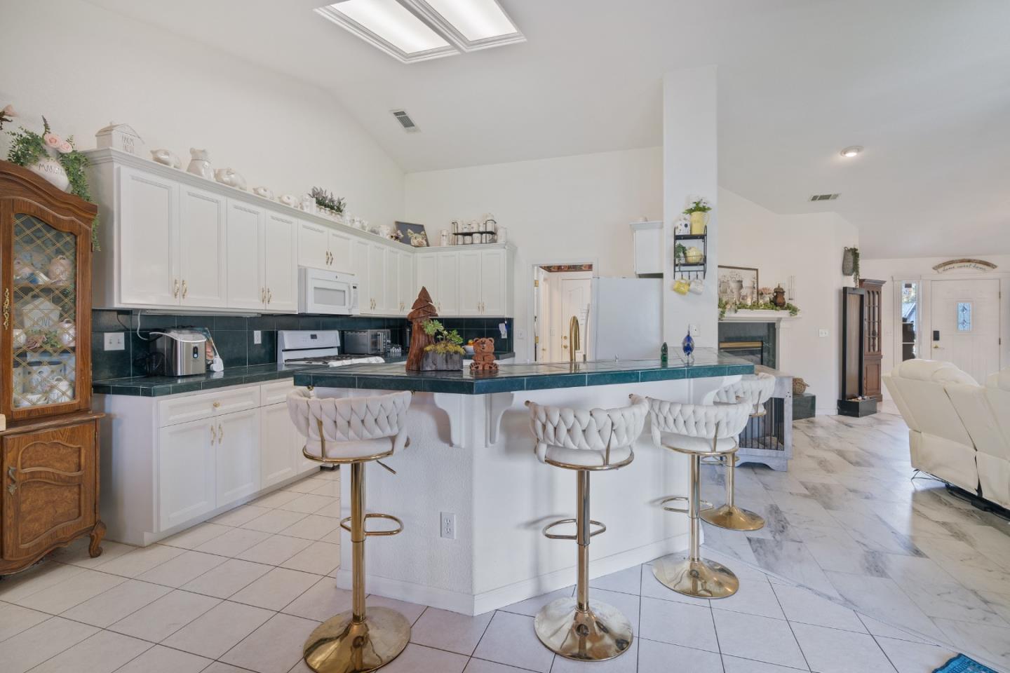 Detail Gallery Image 8 of 41 For 2920 Aspen Glow Ln, Redding,  CA 96001 - 3 Beds | 2 Baths