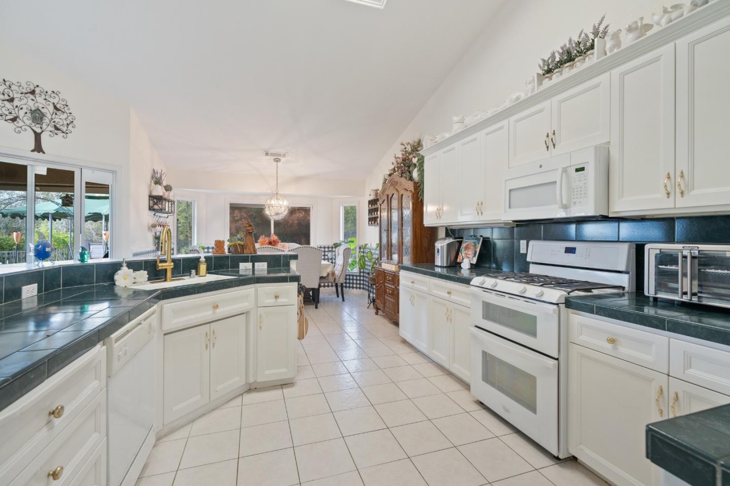 Detail Gallery Image 9 of 41 For 2920 Aspen Glow Ln, Redding,  CA 96001 - 3 Beds | 2 Baths