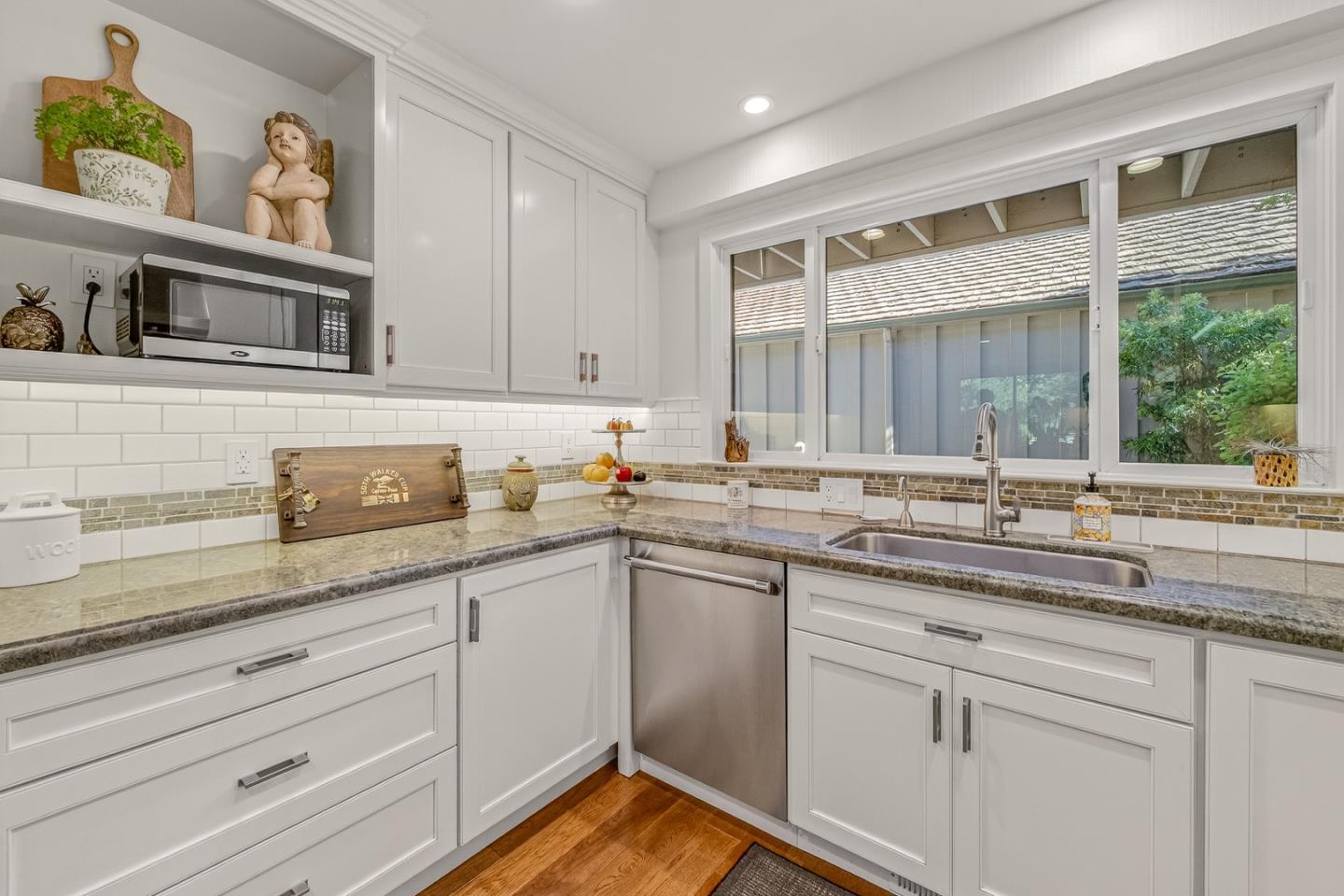 Detail Gallery Image 9 of 49 For 9524 Bay Ct, Carmel,  CA 93923 - 3 Beds | 3/1 Baths