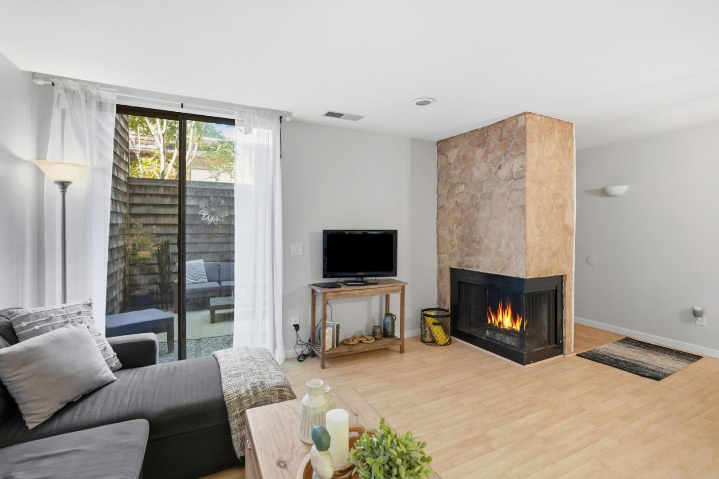 Detail Gallery Image 10 of 27 For 461 Dela Vina Ave #103,  Monterey,  CA 93940 - 2 Beds | 1 Baths