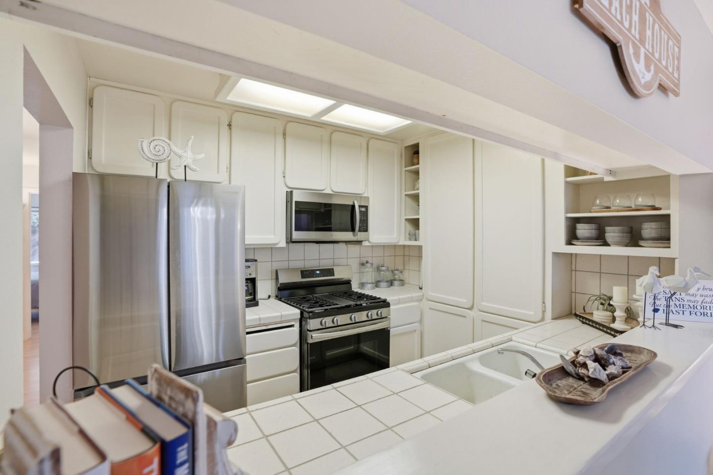 Detail Gallery Image 11 of 27 For 461 Dela Vina Ave #103,  Monterey,  CA 93940 - 2 Beds | 1 Baths