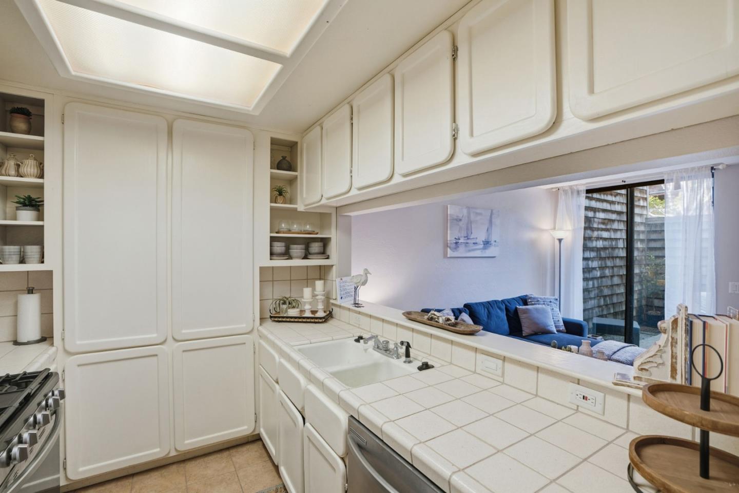 Detail Gallery Image 13 of 27 For 461 Dela Vina Ave #103,  Monterey,  CA 93940 - 2 Beds | 1 Baths