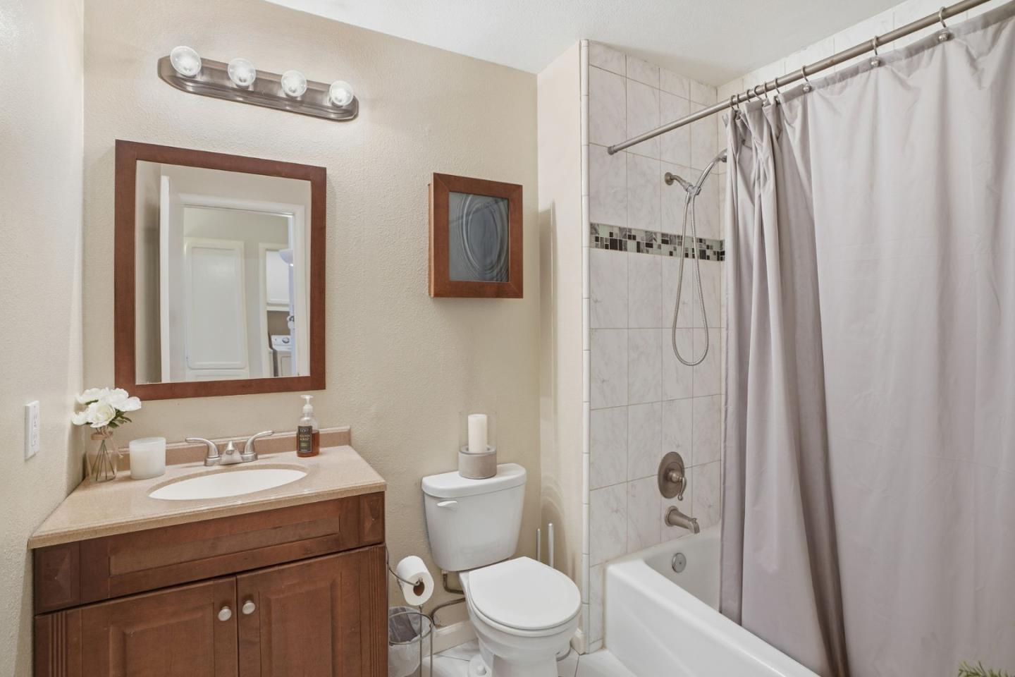 Detail Gallery Image 23 of 27 For 461 Dela Vina Ave #103,  Monterey,  CA 93940 - 2 Beds | 1 Baths