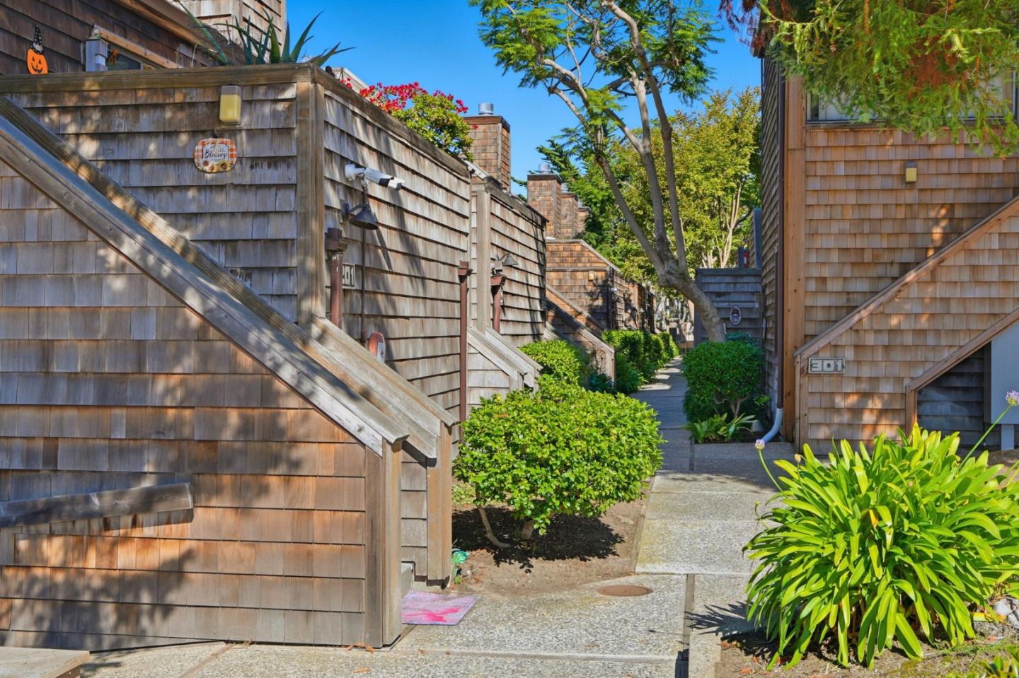 Detail Gallery Image 3 of 27 For 461 Dela Vina Ave #103,  Monterey,  CA 93940 - 2 Beds | 1 Baths