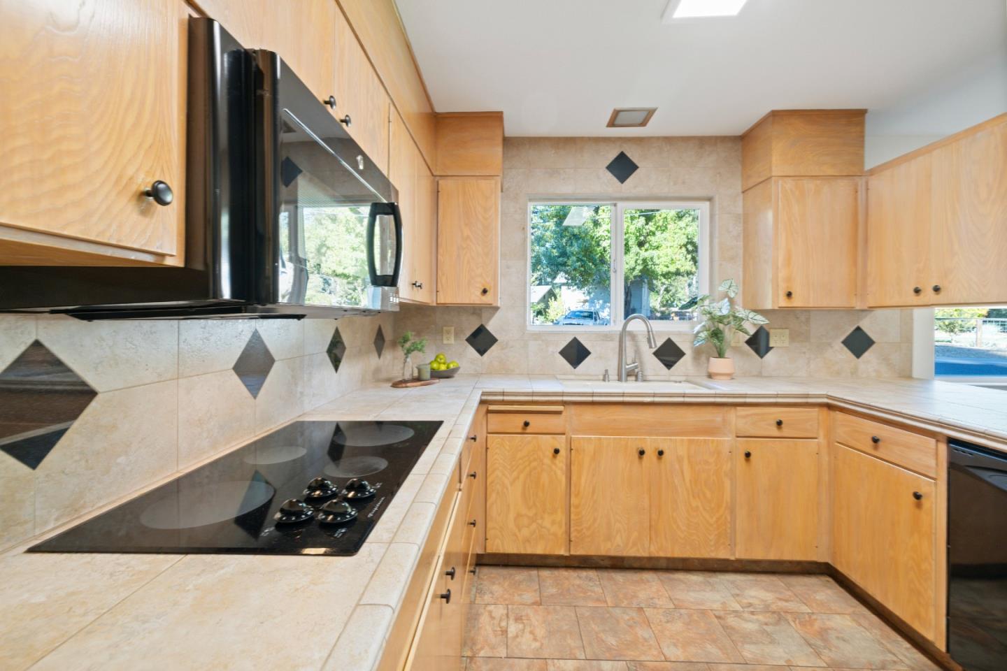 Detail Gallery Image 7 of 86 For 180 Sunnycroft Rd, Ben Lomond,  CA 95005 - 3 Beds | 2/1 Baths