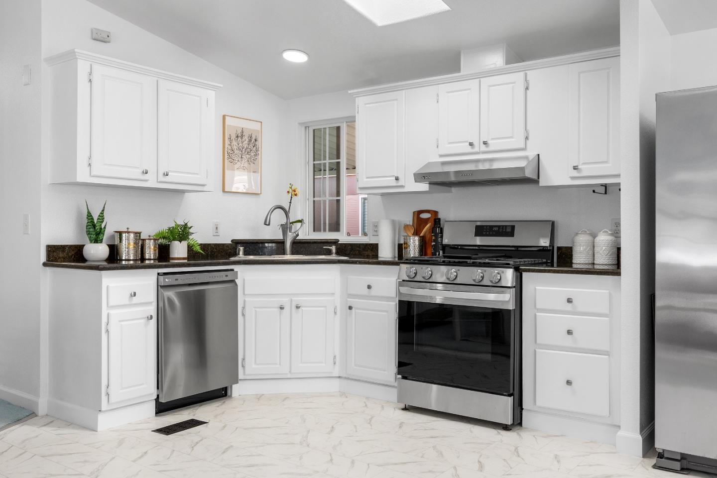 Detail Gallery Image 12 of 32 For 3710 Gross Rd #17,  Santa Cruz,  CA 95062 - 3 Beds | 2 Baths