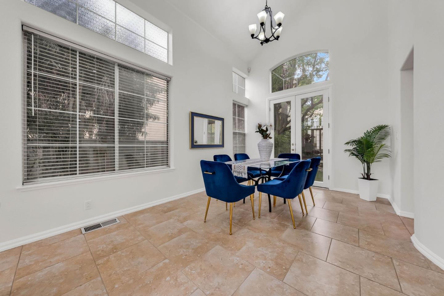 Detail Gallery Image 14 of 66 For 221 Victory Cir, San Ramon,  CA 94582 - 4 Beds | 2/1 Baths