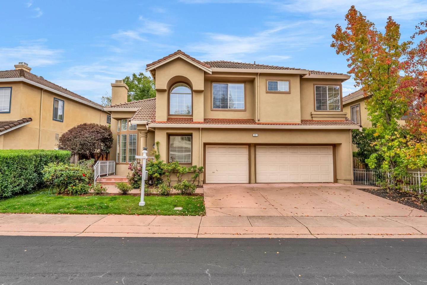Detail Gallery Image 2 of 66 For 221 Victory Cir, San Ramon,  CA 94582 - 4 Beds | 2/1 Baths