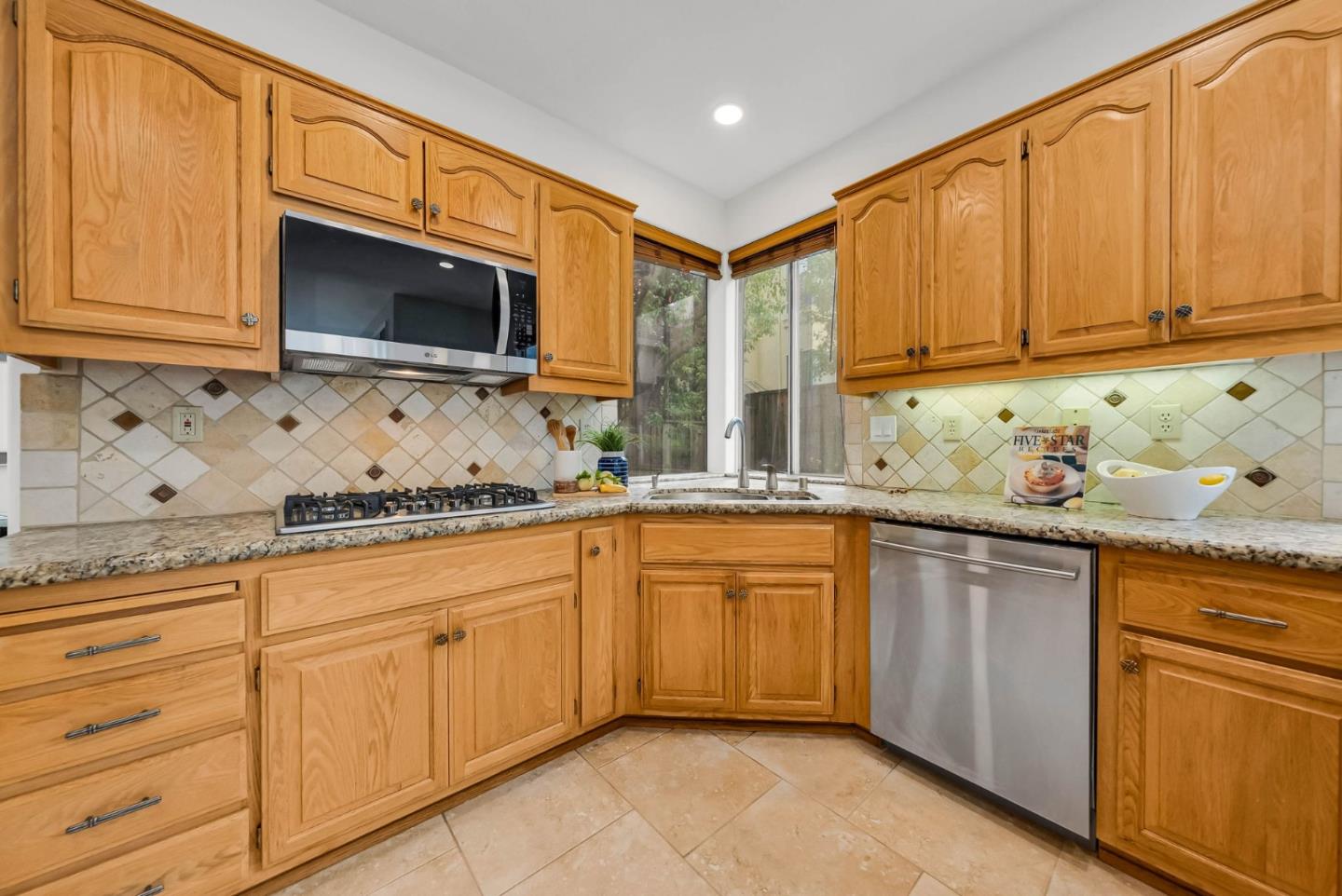 Detail Gallery Image 25 of 66 For 221 Victory Cir, San Ramon,  CA 94582 - 4 Beds | 2/1 Baths