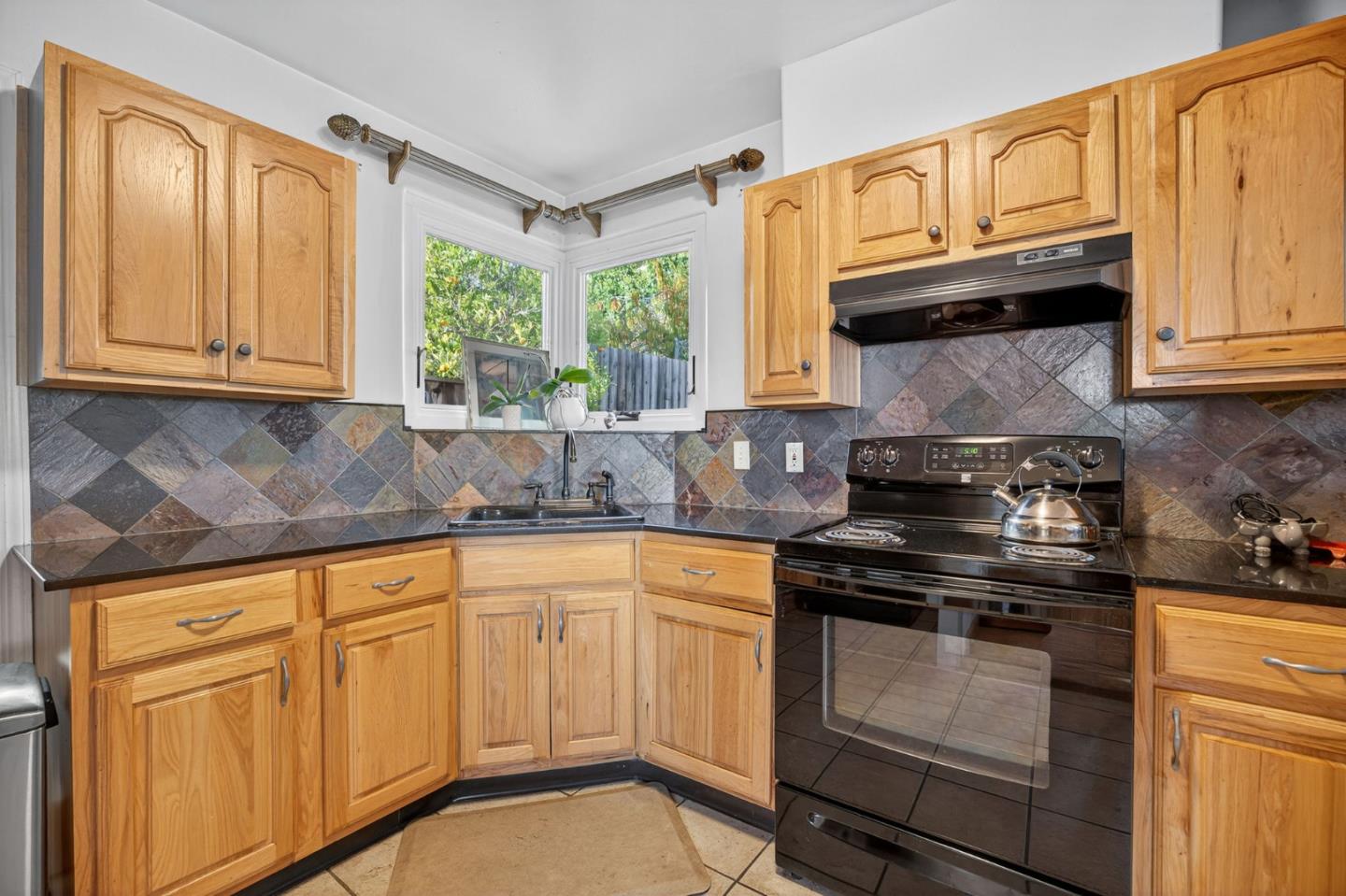 Detail Gallery Image 10 of 42 For 24546 Marie Dr, Hayward,  CA 94542 - 2 Beds | 1 Baths