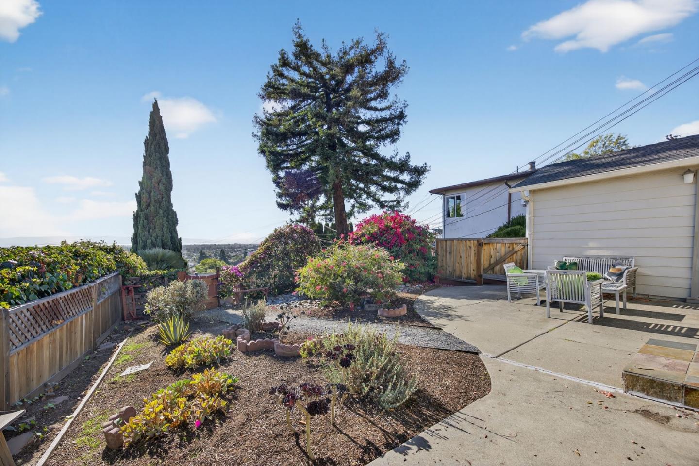 Detail Gallery Image 5 of 42 For 24546 Marie Dr, Hayward,  CA 94542 - 2 Beds | 1 Baths