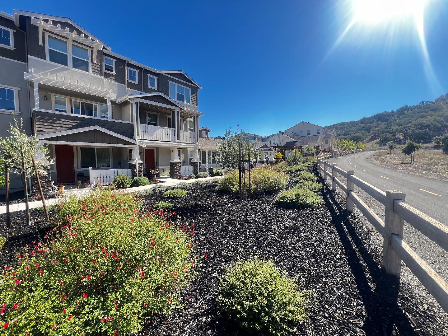 Detail Gallery Image 2 of 14 For 6404 Laguna Seca Ln, Gilroy,  CA 95020 - 3 Beds | 3 Baths