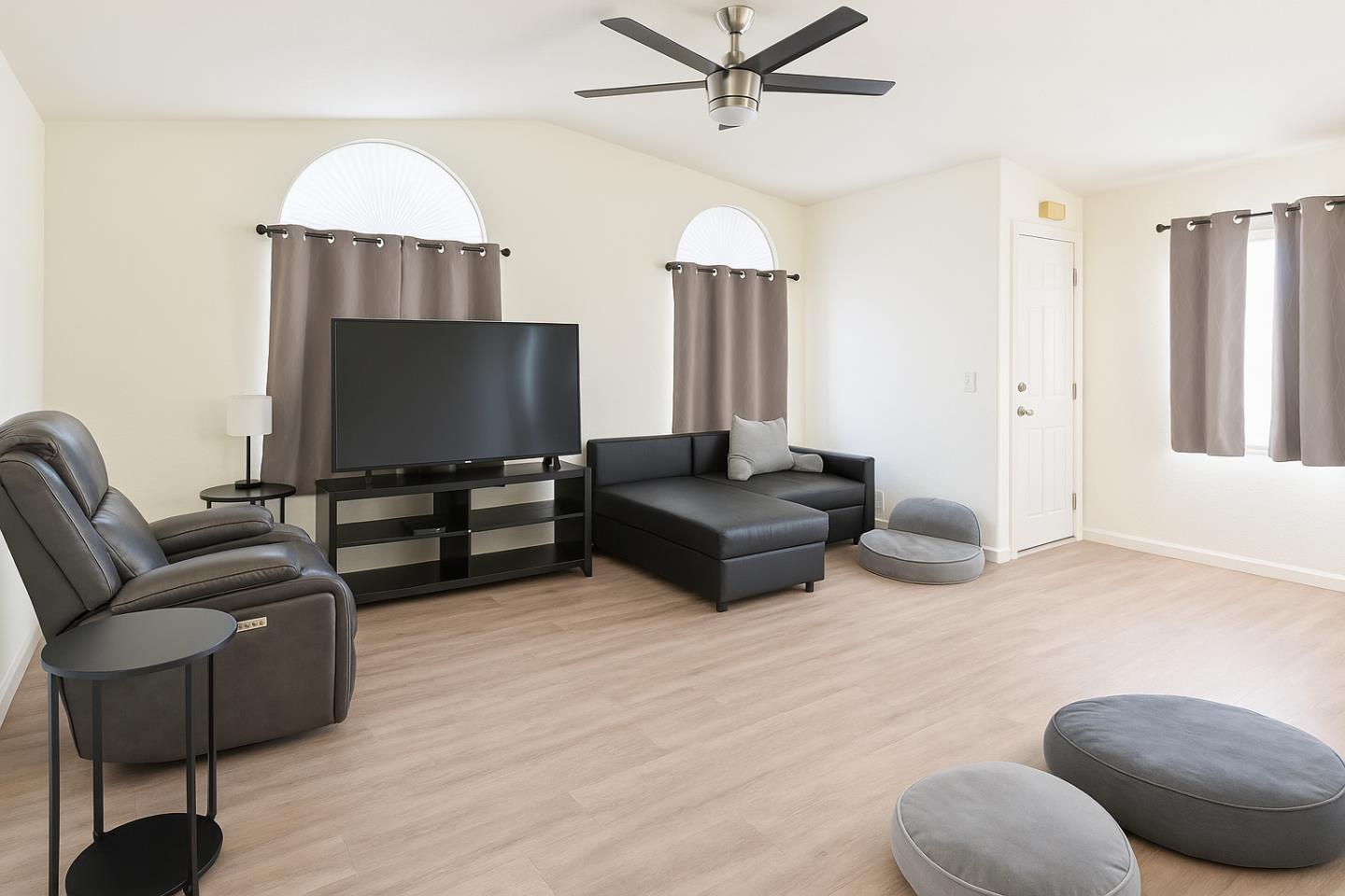 Detail Gallery Image 2 of 8 For 1220 Tasman Dr #7,  Sunnyvale,  CA 94089 - 3 Beds | 2 Baths