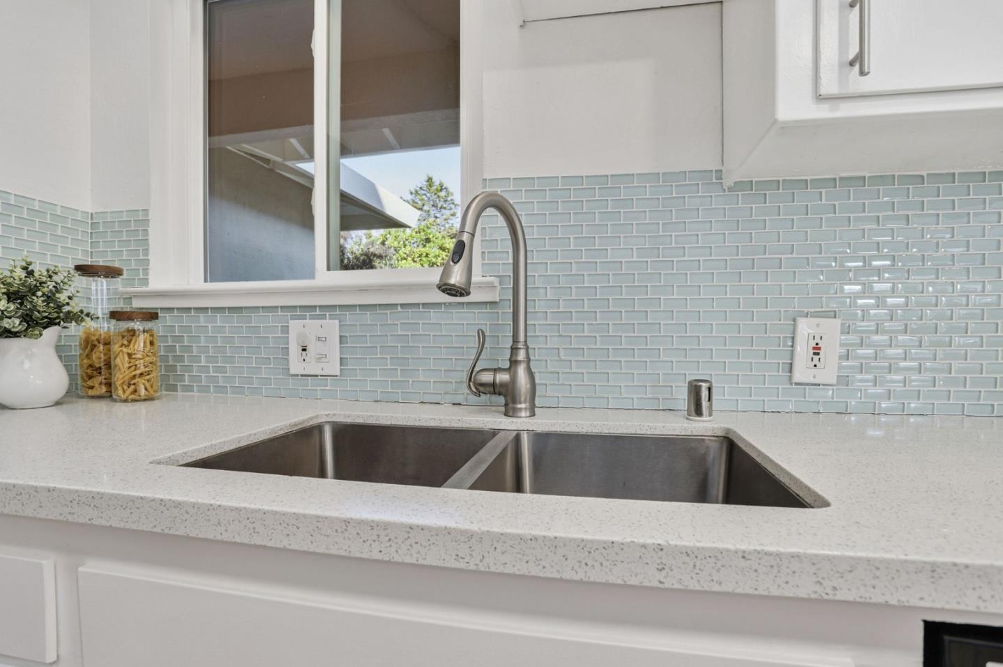 Detail Gallery Image 13 of 38 For 2119 Burr Ct, Santa Cruz,  CA 95062 - 3 Beds | 2 Baths