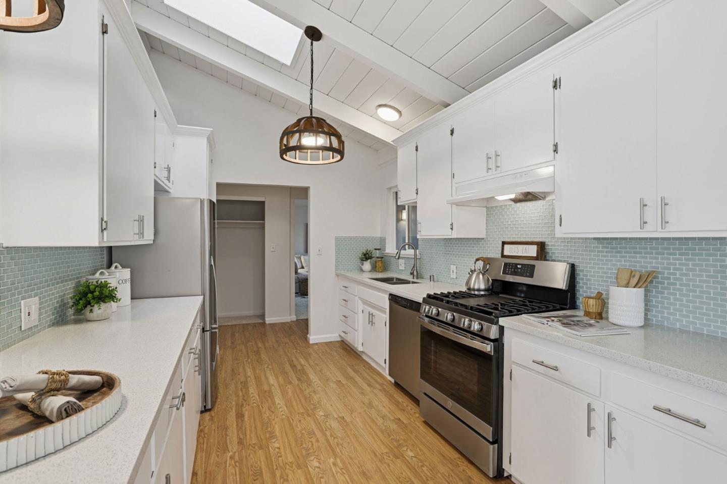 Detail Gallery Image 15 of 38 For 2119 Burr Ct, Santa Cruz,  CA 95062 - 3 Beds | 2 Baths