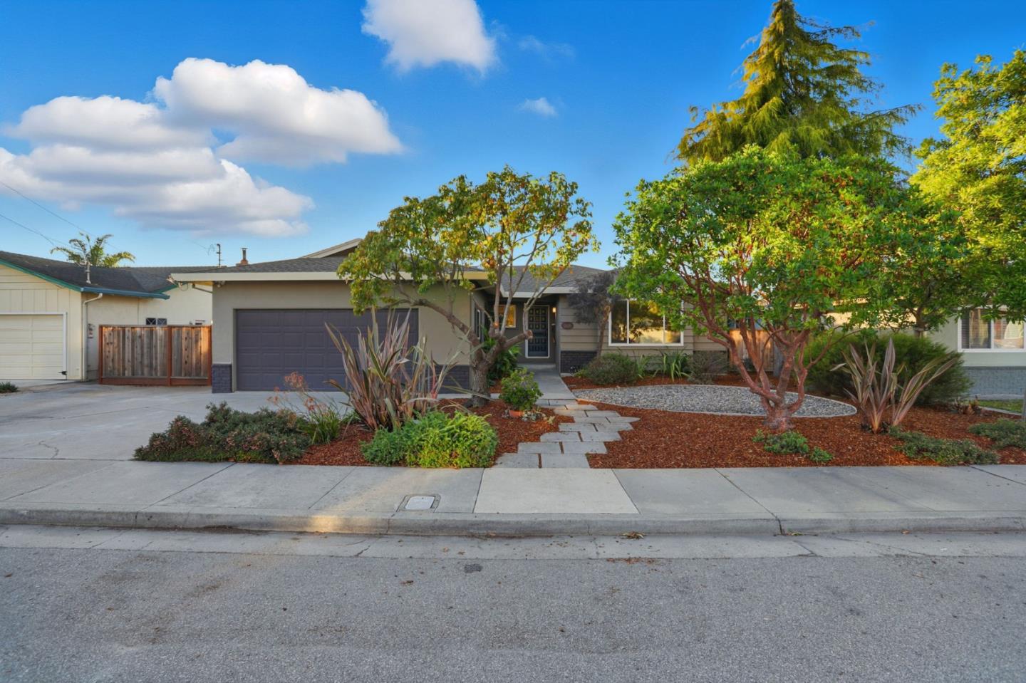 Detail Gallery Image 2 of 38 For 2119 Burr Ct, Santa Cruz,  CA 95062 - 3 Beds | 2 Baths