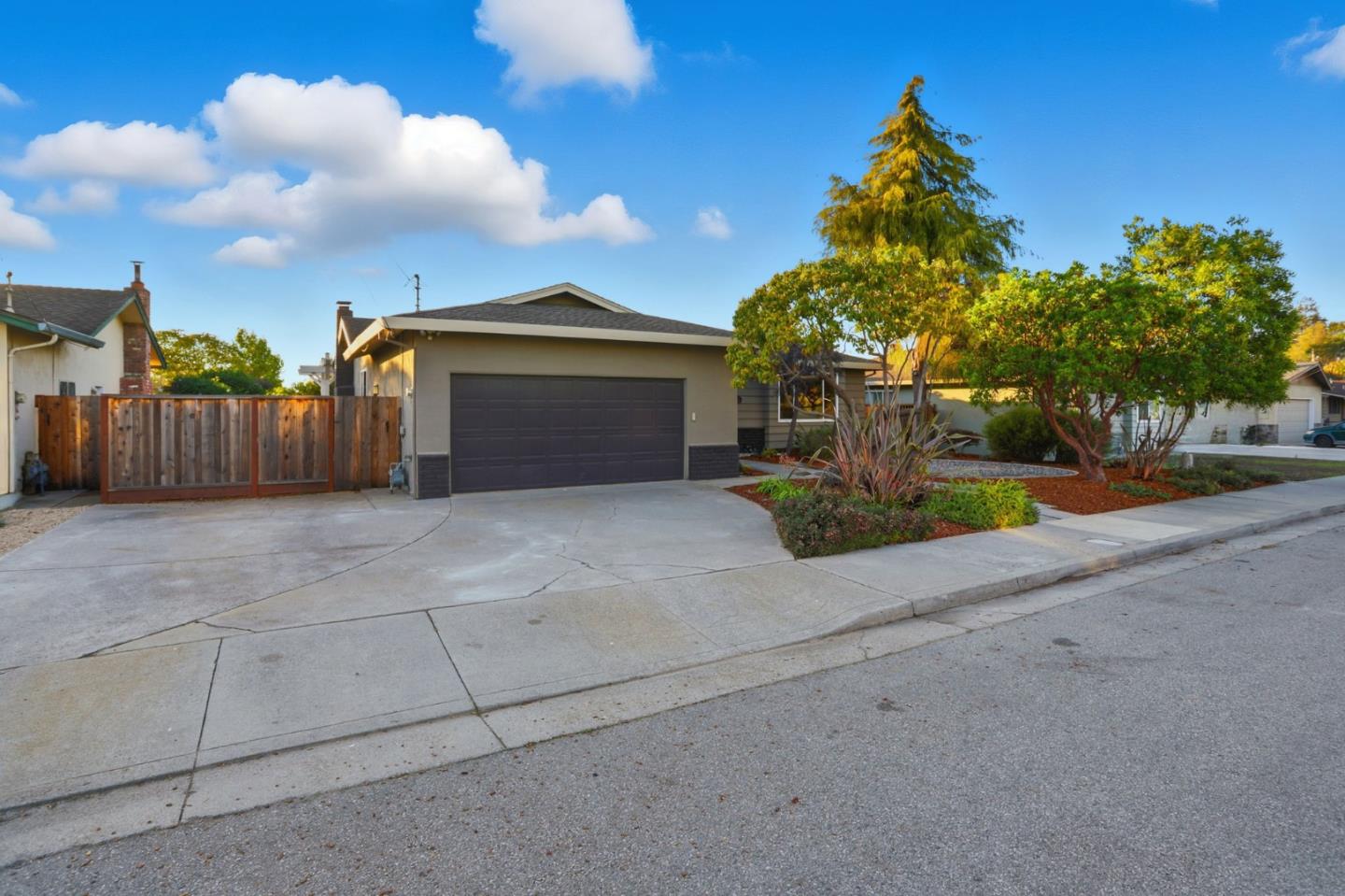 Detail Gallery Image 4 of 38 For 2119 Burr Ct, Santa Cruz,  CA 95062 - 3 Beds | 2 Baths