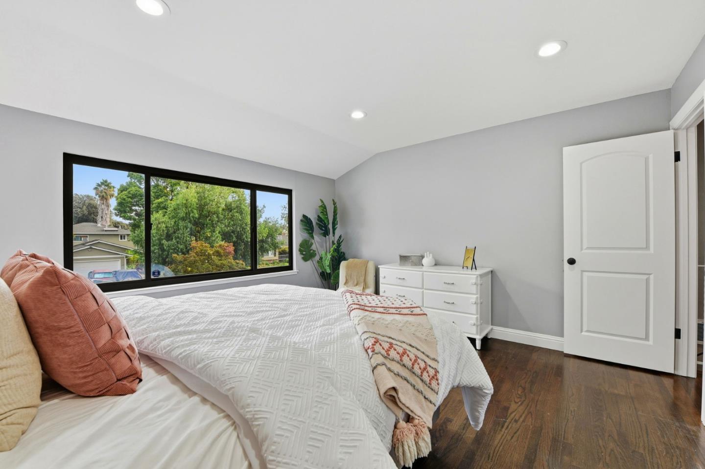 Detail Gallery Image 25 of 43 For 809 Midvale Ln, San Jose,  CA 95136 - 5 Beds | 2/1 Baths