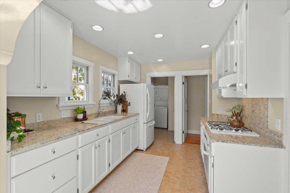 Detail Gallery Image 11 of 44 For 211 2nd Ave, Santa Cruz,  CA 95062 - 3 Beds | 1/1 Baths