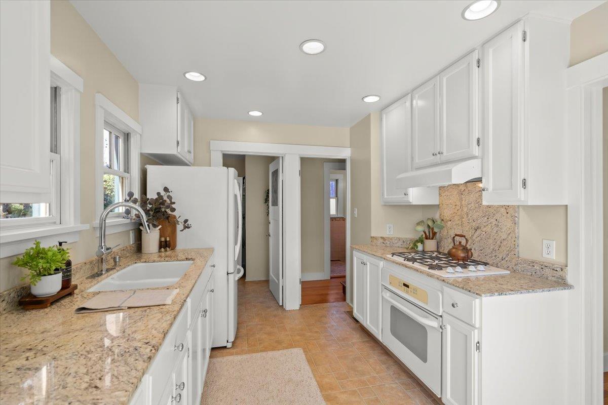 Detail Gallery Image 12 of 44 For 211 2nd Ave, Santa Cruz,  CA 95062 - 3 Beds | 1/1 Baths