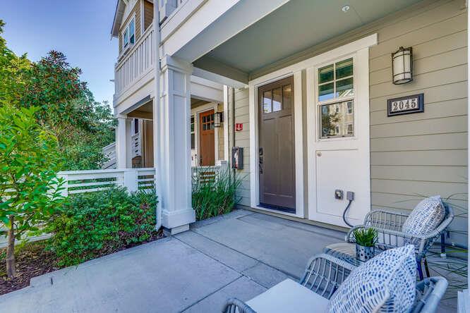 Detail Gallery Image 3 of 30 For 2045 Atlas Loop, Mountain View,  CA 94043 - 2 Beds | 2/1 Baths